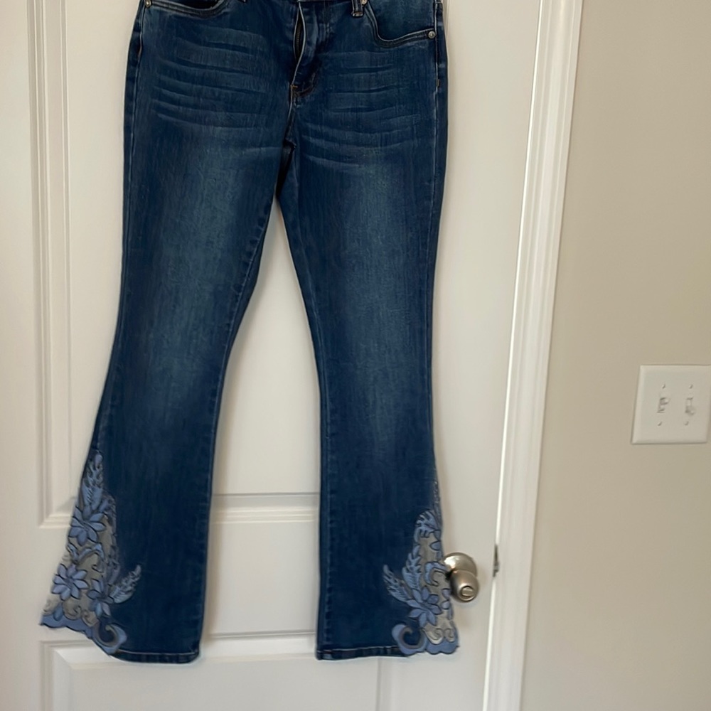 Blue jeans with beautiful design on the bottom by Venus Size 6